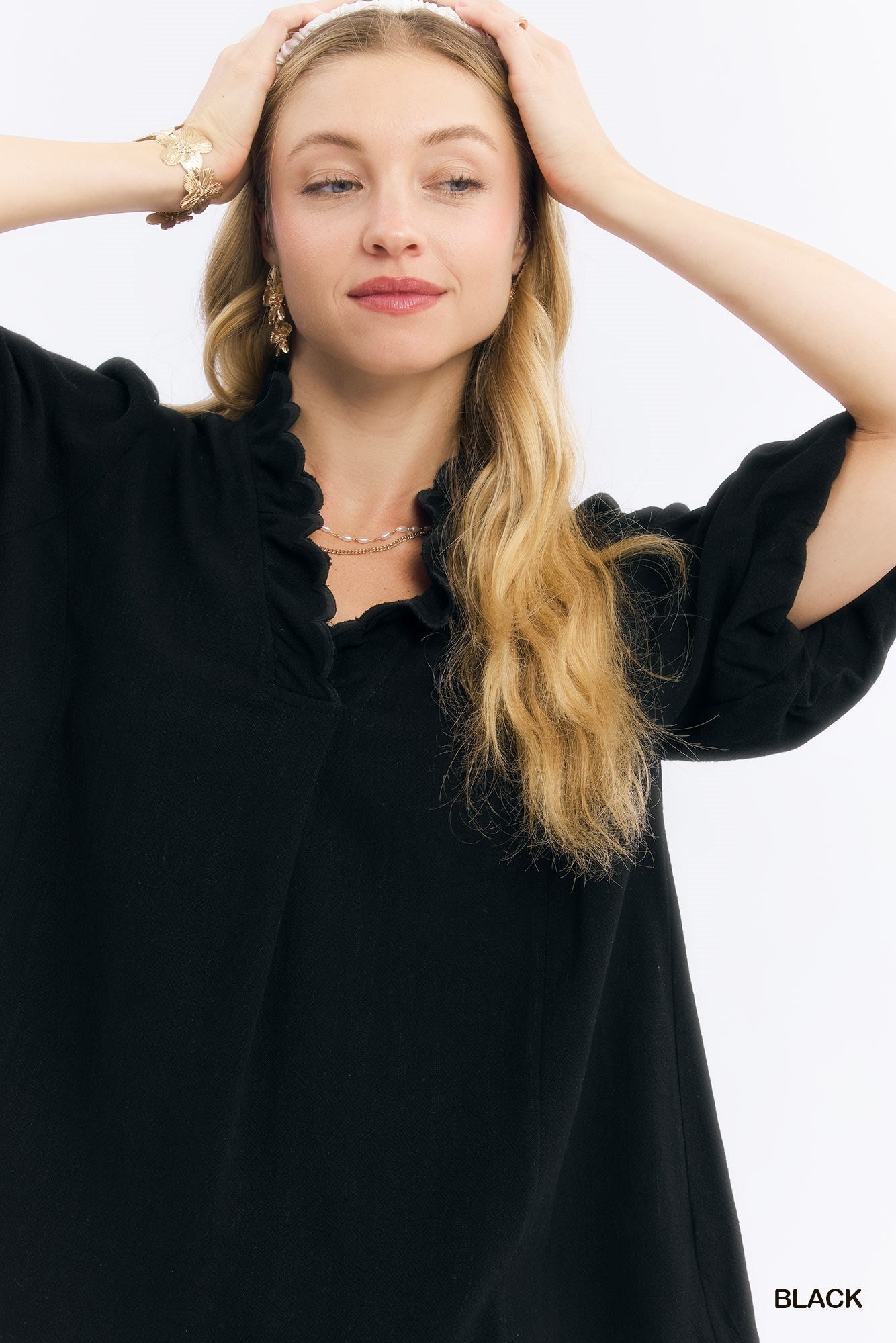Linen Scallop Trim V-Neck Top: Black