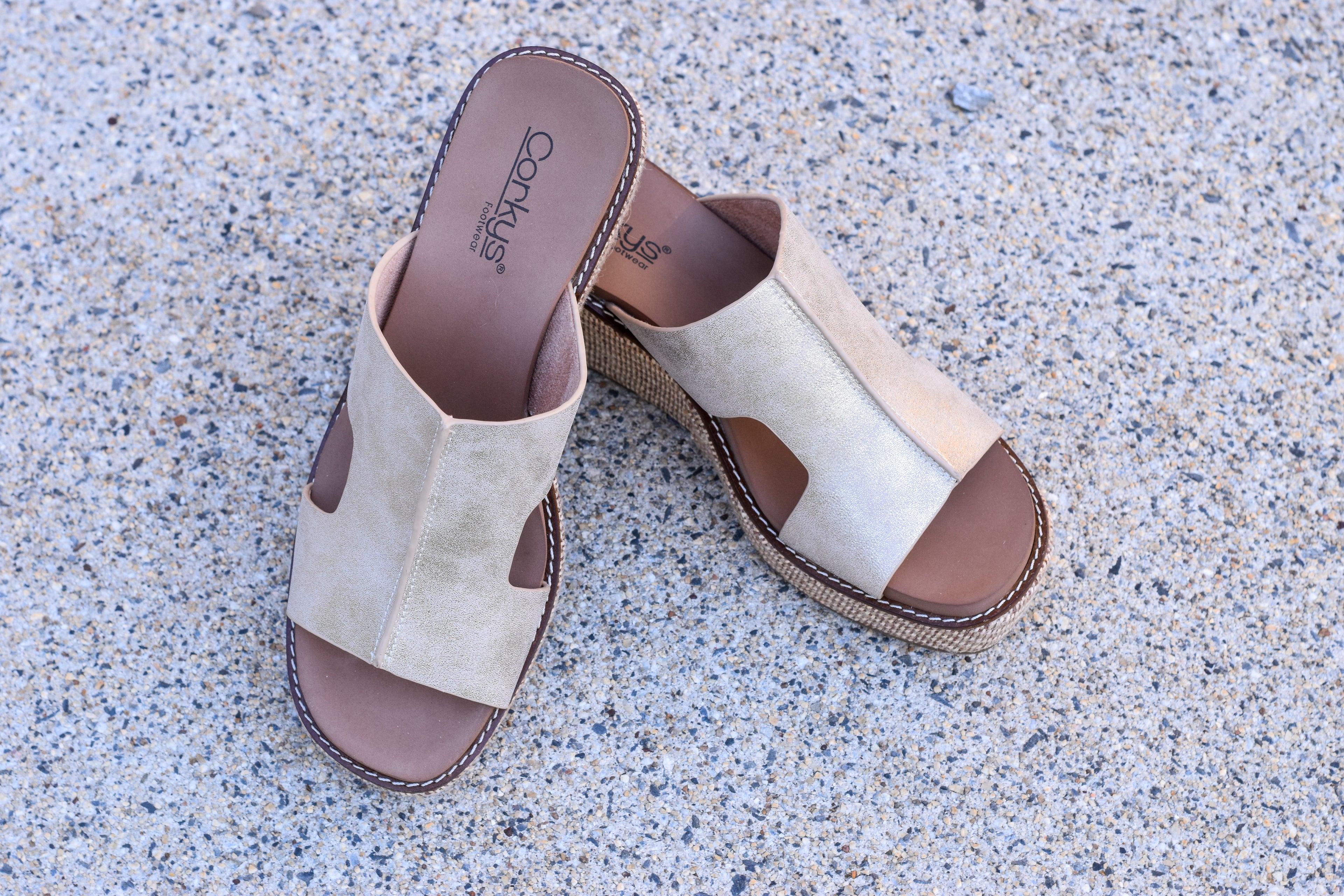 Corkys Kiss N Tell Wedge - Washed Gold Metallic