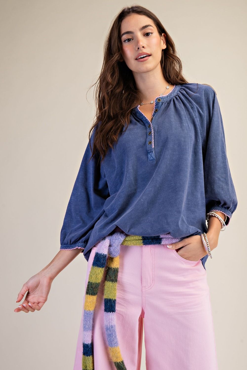 WASHED COTTON SLUB BUTTON FRONT HENELY TOP: Blueberry