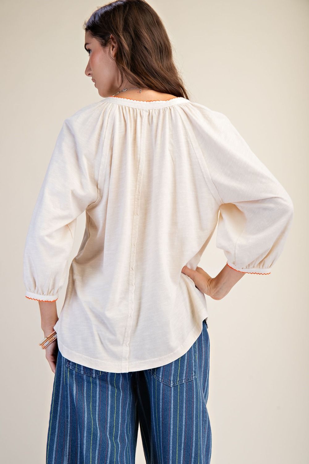 WASHED COTTON SLUB BUTTON FRONT HENELY TOP: Natural