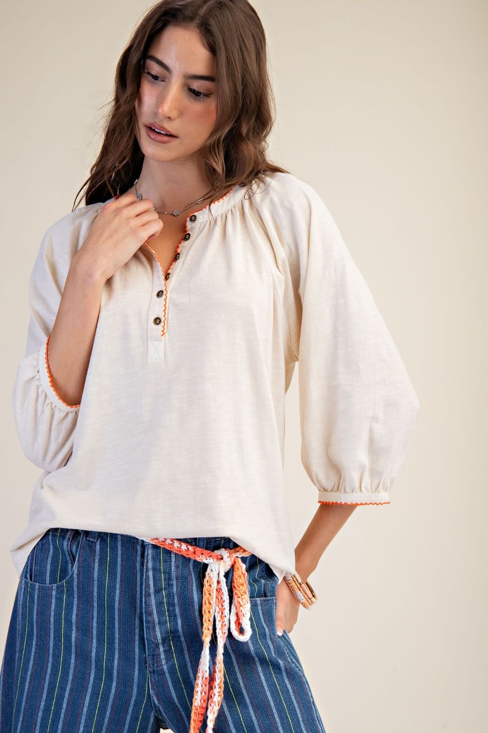 WASHED COTTON SLUB BUTTON FRONT HENELY TOP: Natural